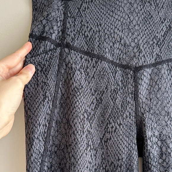 All In Motion Women's Snake Print Jacquard Leggings, Dark Grey, Size Medium - Picture 11 of 16